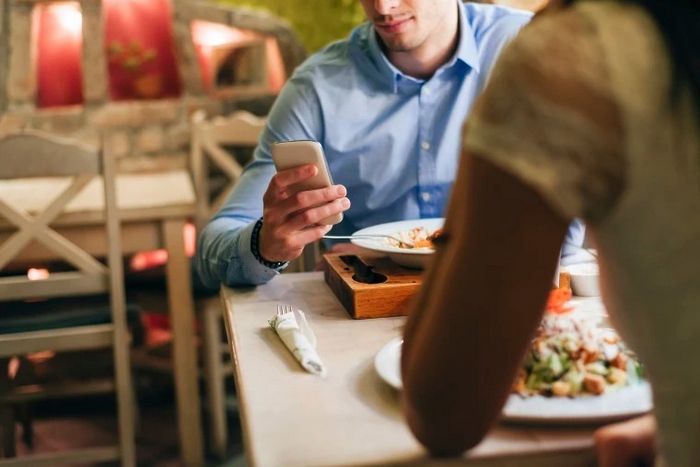 REVIEWING LATIDATE -- THE MAIN CONVENIENCES AND CONS OF CYBER INTERNET DATING